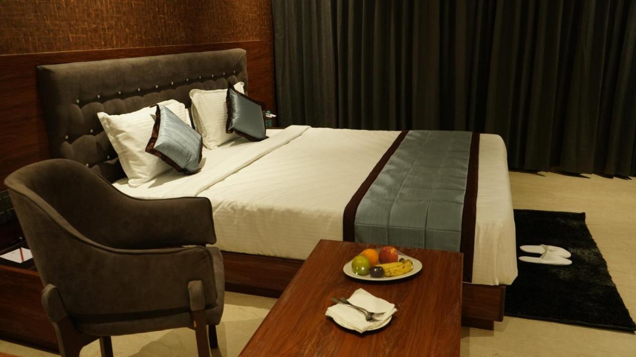 Alaukik Hotel Shirdi Buitenkant foto