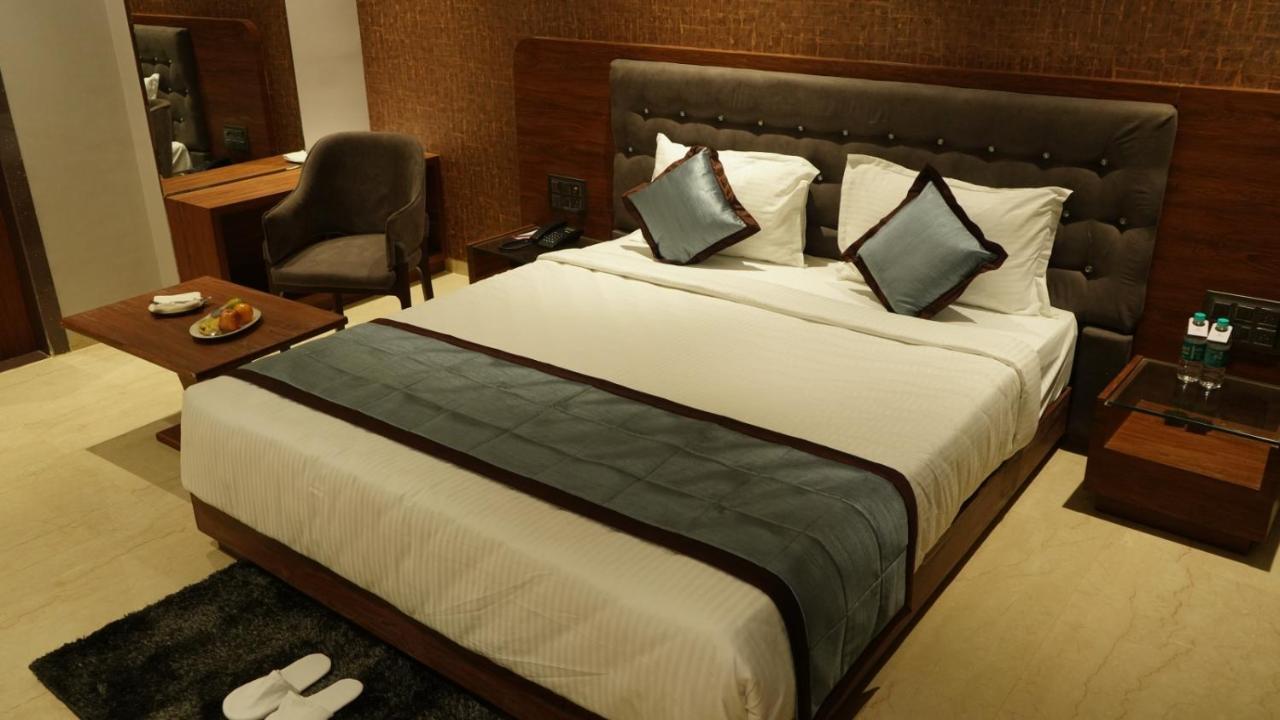 Alaukik Hotel Shirdi Buitenkant foto