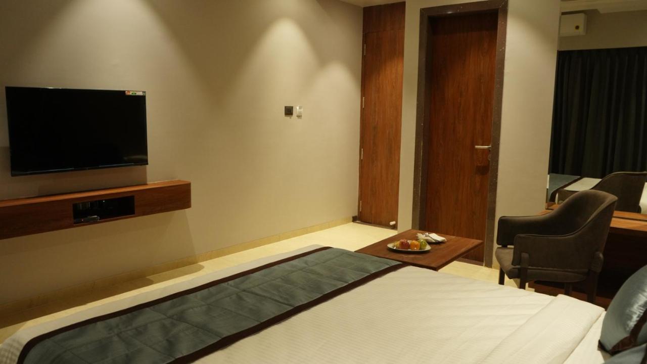 Alaukik Hotel Shirdi Buitenkant foto