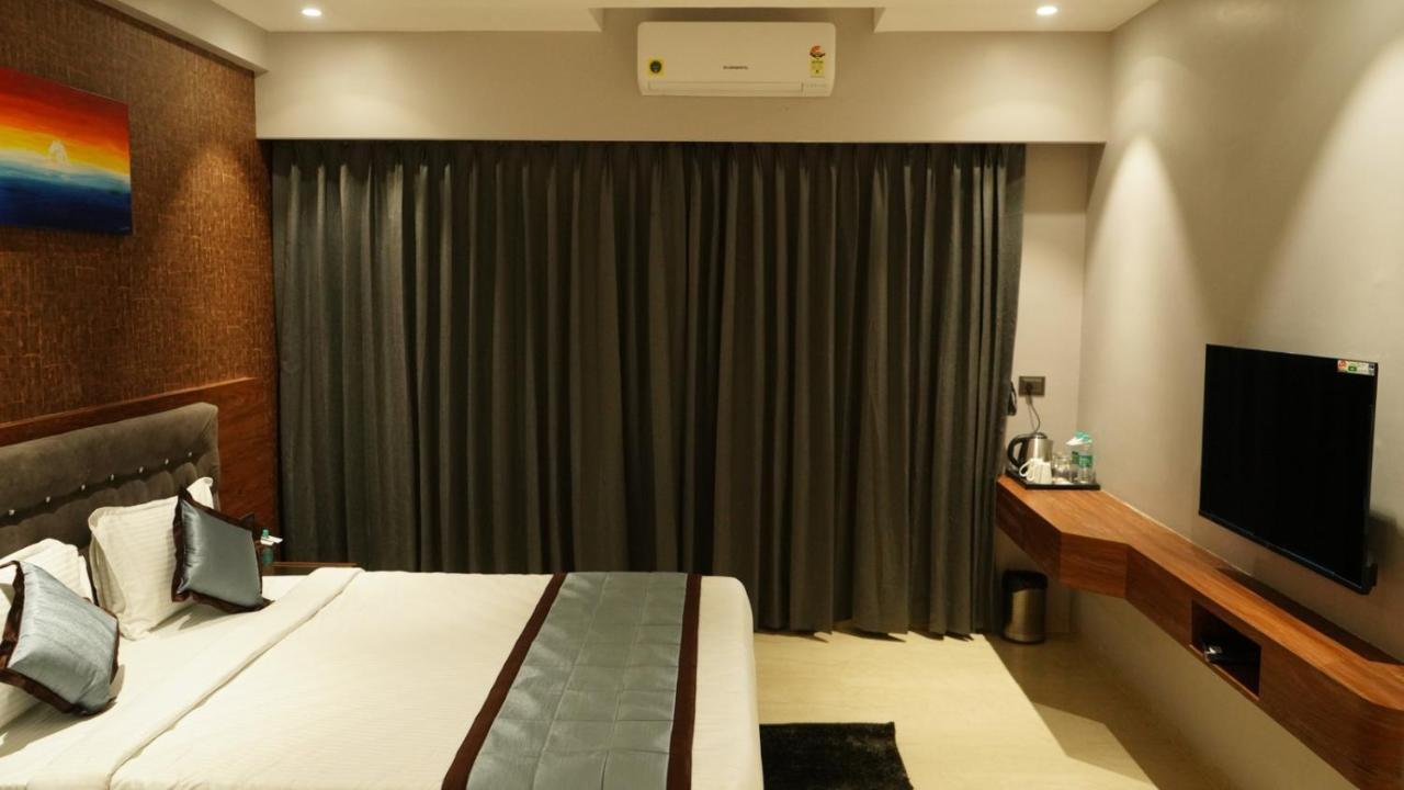 Alaukik Hotel Shirdi Buitenkant foto