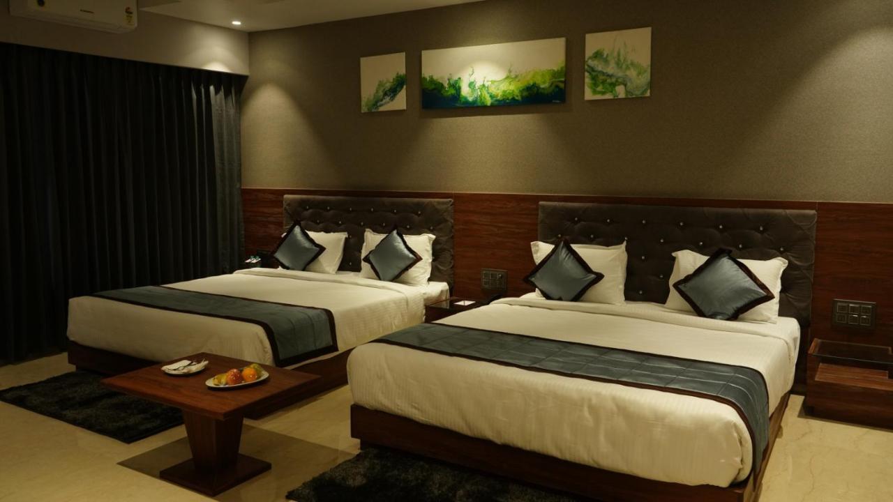 Alaukik Hotel Shirdi Buitenkant foto