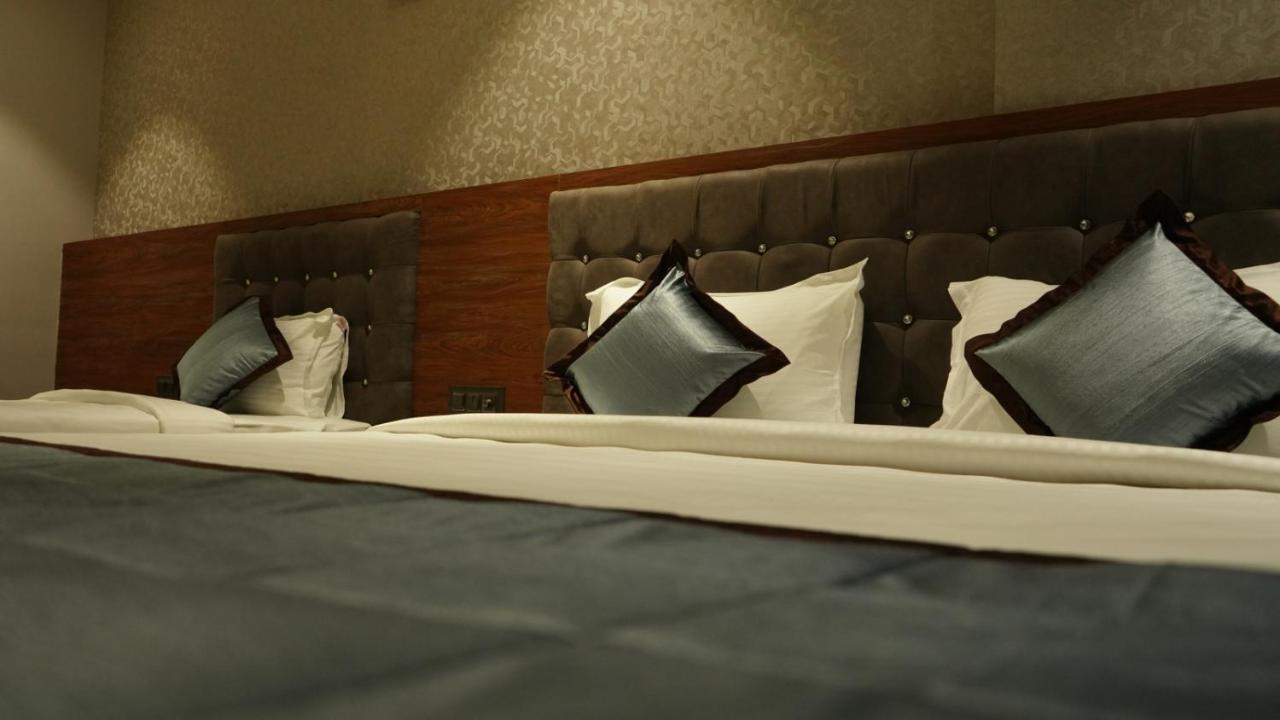 Alaukik Hotel Shirdi Buitenkant foto